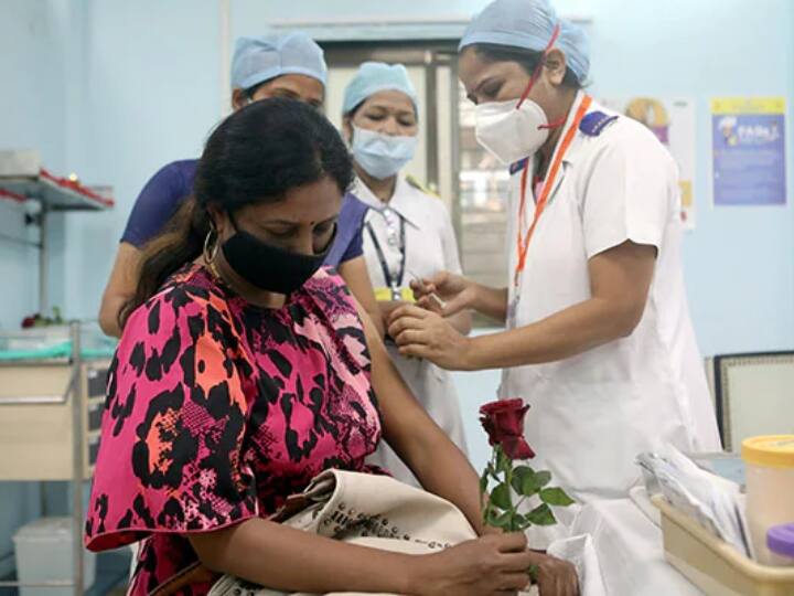 Mumbai BMC Vaccine The first dose of corona for 100 per cent citizens in Mumbai Mumbai Vaccine : मुंबईत 100 टक्के नागरिकांना कोरोनाचा पहिला डोस, आता पूर्ण लसीकरणाचं ध्येय