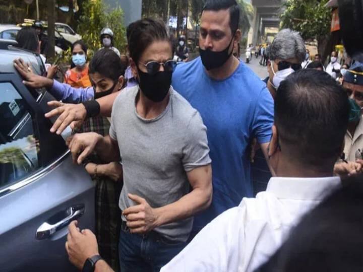 Mumbai Cruise Ship Drug Case: Narcotics Control Bureau NCB present at actor Shah Rukh Khan residence Mannat NCB at SRK House Mannat: மகனை சந்தித்த ஷாருக்... வீட்டிற்கே வந்த போலீஸ்... ரெய்டில் பாலிவுட் பாட்ஷா ஹவுஸ்!