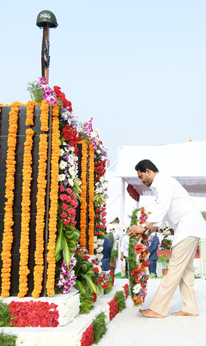 విజయవాడ ఇందిరా గాంధీ మున్సిపల్ స్టేడియంలో జరిగిన పోలీసు అమరవీరుల సంస్మరణ దినోత్సవ కార్యక్రమంలో పాల్గొన్న సీఎం శ్రీ వైయస్.జగన్.