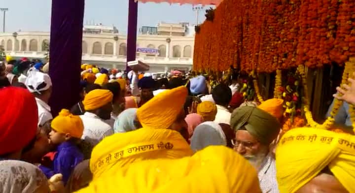 ਇਸ ਮੌਕੇ ਸ਼੍ਰੋਮਣੀ ਕਮੇਟੀ ਦੇ ਪ੍ਰਧਾਨ ਤੇ ਸ਼੍ਰੀ ਅਕਾਲ ਤਖਤ ਸਾਹਿਬ ਦੇ ਜਥੇਦਾਰ ਦੇ ਨਾਲ-ਨਾਲ ਵੱਡੀ ਗਿਣਤੀ ਸੰਗਤ ਨੇ ਸ਼ਮੂਲੀਅਤ ਕੀਤੀ।