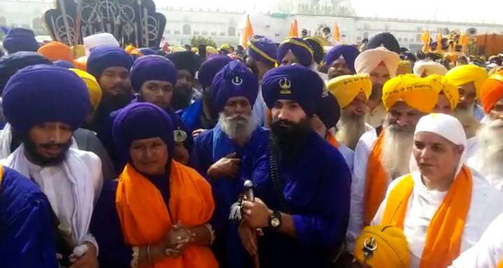 ਇਹ ਨਗਰ ਕੀਰਤਨ ਪੰਜ ਪਿਆਰਿਆਂ ਦੀ ਅਗਵਾਈ ਤੇ ਸ਼੍ਰੀ ਗੁਰੂ ਗ੍ਰੰਥ ਸਾਹਿਬ ਦੀ ਛਤਰ-ਛਾਇਆ ਹੇਠ ਸਜਾਇਆ ਗਿਆ।