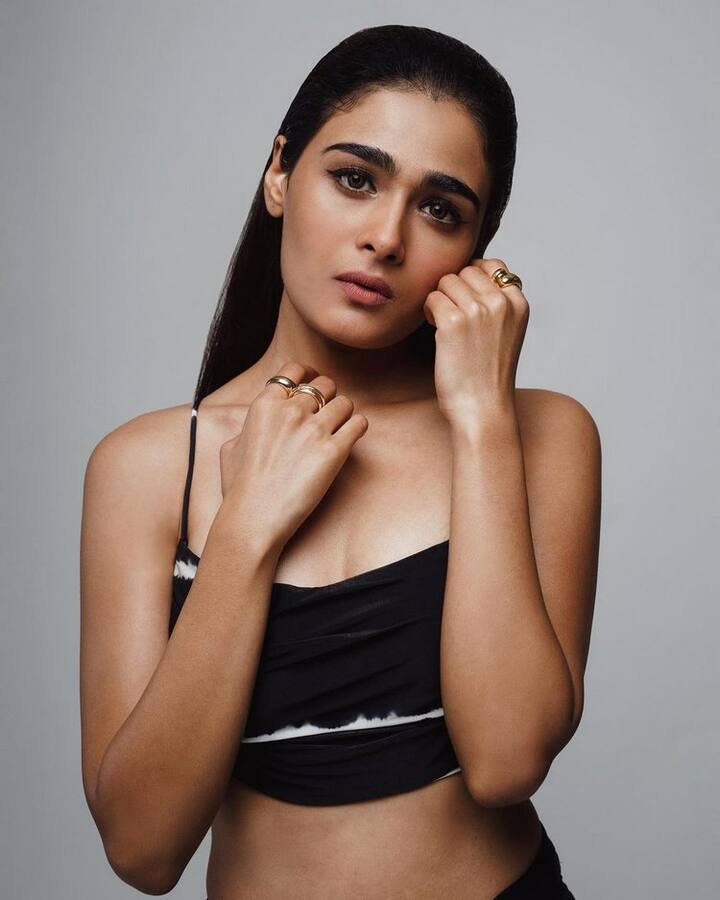 (Photo Courtesy : Instagram) పలు రకాల ఫోటోషూట్ లలో పాల్గొంటూ వాటిని సోషల్ మీడియాలో షేర్ చేస్తుంది.