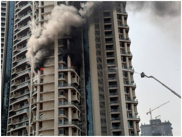 अधिकारी ने कहा, “आग लगने के बाद इमारत का एक सुरक्षा गार्ड अरुण तिवारी (30) 19वीं मंजिल पर गया. उसे जल्द ही यह एहसास हो गया कि वह फंस गया है और आग से बचने के लिए वह फ्लैट की बालकनी से लटक गया. वह कई मिनट तक बालकनी की रेलिंग पकड़े रहा लेकिन अंततः वह गिर गया जिससे उसकी मौत हो गई.”