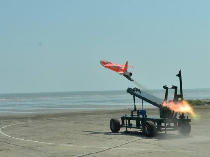 DRDO successfully flight tested ABHYAS High speed Expendable Aerial Target Rajnath Singh congratulates DRDO ने 'अभ्यास' लक्ष्य यान का किया सफल परीक्षण, रक्षा मंत्री राजनाथ सिंह ने दी बधाई