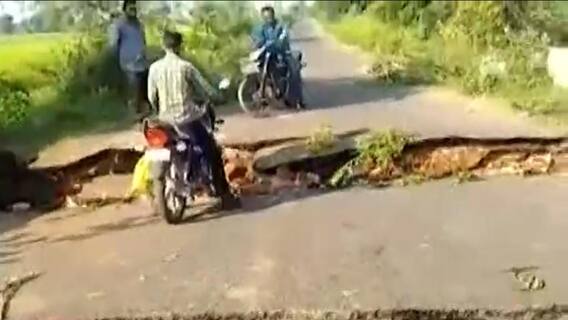 વડોદરાઃ વાઘોડિયામાં રોડ વચ્ચે પડ્યુ મોટું ગાબડુ, વાહન વ્યવહાર થયો ઠપ