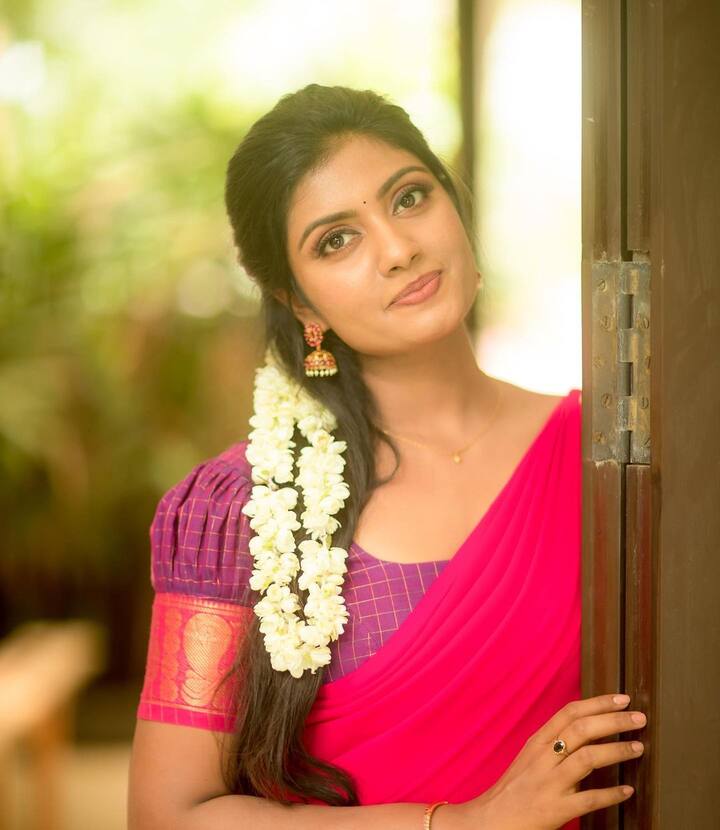 గోరంత దీపం సీరియల్ ద్వారా బుల్లితెరకు దగ్గరైన బ్యూటీ(Image Credit/Nakshtra Srinivas Instagram)