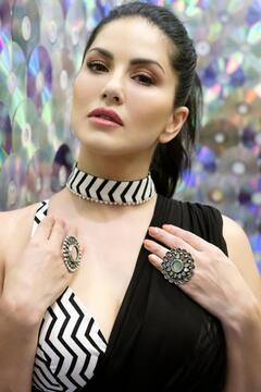 Sunny leone Photos: నల్లకలువలా మెరిసిపోతున్న బాలీవుడ్ బాంబ్ షెల్ సన్నీ లియోన్