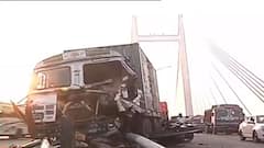 Accident: ভোররাতে দ্বিতীয় হুগলি সেতুতে দুর্ঘটনা, সেতুর ডিভাইজারে ধাক্কা ২টি লরির | Bangla News