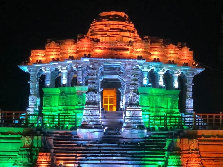 মোদেরার সূর্য মন্দিরটিকেও সাজানো হয়েছে।
