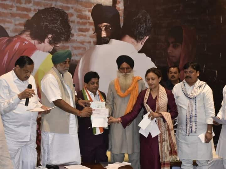 Congress distributes checks to the families of farmers who lost their lives in Lakhimpur Kheri incident ANN Lakhimpur Kheri Violence: घटना में जान गंवाने वाले किसानों के परिजनों को कांग्रेस ने बांटे चेक, कहा- कानूनी मदद भी करेंगे