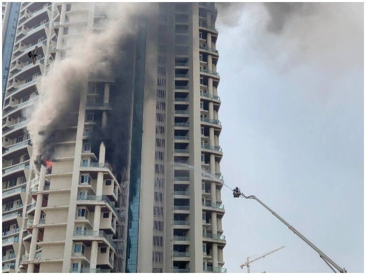 अधिकारी ने बताया कि तिवारी के गिरने के बाद उसे KEM अस्पताल ले जाया गया जहां उसे मृत अवस्था में लाया गया घोषित कर दिया गया. वहीं आग इतनी भयानक थी कि फायर विभाग ने इसे ‘स्तर-चार’ की आग घोषित किया.