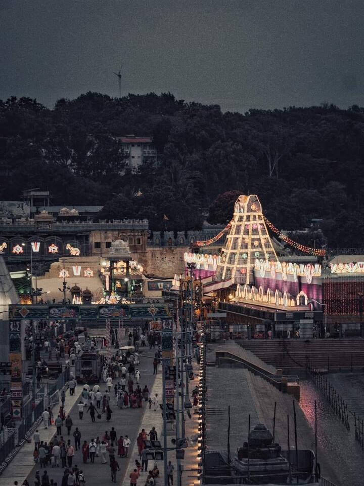 तुम्ही दिलेल्या मोबाईल क्रमांकावर तुम्हाला मिळालेला सहा अंकी ओटीपी भरा त्यानंतर 'लॉगिन' वर क्लिक करा (Photo: @TirumalaThirupatibalaji/FB)