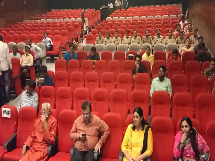 BJP MLA Unhappy with officers after vacant hall in Bareilly ann Bareilly News: रामायण कॉन्क्लेव कार्यक्रम में खाली रही कुर्सियां, अधिकारियों पर भड़के बीजेपी विधायक