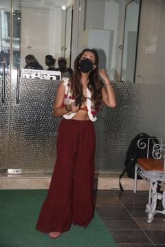 Malaika Arora और Arjun Kapoor पहुंचे सैलून, फेवरेट ब्लैक में दिखे अर्जुन तो महरुन प्लाजो पर हाफ जैकेट पहन खूब जचीं मलाइका