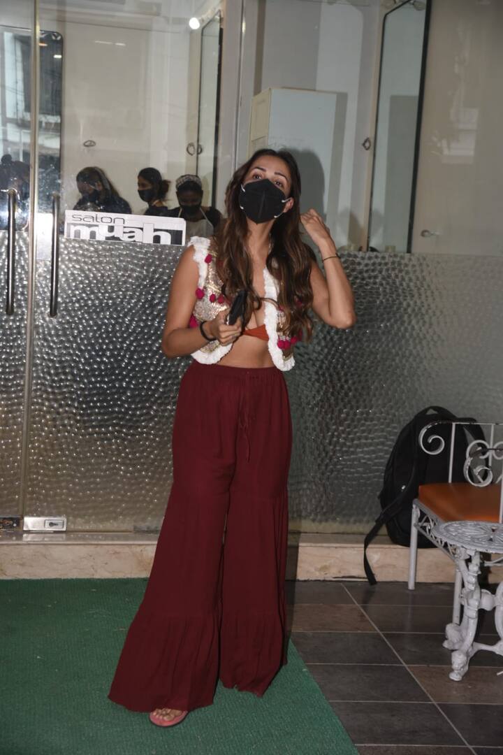 हालांकि खास बात ये है कि दोनों अलग अलग सैलून में पहुंचे थे. मलाइका अरोड़ा की खूबसूरती और स्टाइल के हम कितनी तारीफ करते हैं लेकिन लगता है कि मलाइका अरोड़ा को वो तारीफ कम पड़ जाती हैं. तभी तो हर बार वो कुछ ऐसा करती हैं कि एक बार उनके चर्चे शुरु हो जाते हैं.