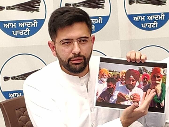 ਰਾਘਵ ਚੱਢਾ ਦਾ CM ਚੰਨੀ ‘ਤੇ ਹਮਲਾ, ਕੈਮਰੇ ਦੇ ਸ਼ੌਕੀਨ ਤੇ ਇਸ਼ਤਿਹਾਰ ਦੇ ਦੀਵਾਨੇ ਮੁੱਖ ਮੰਤਰੀ ਨੇ ਕਿਸਾਨਾਂ ਨੂੰ ਜ਼ਬਰਦਸਤੀ ਜੱਫੀ ਪਾਈ, ਪਰ ਮੁਆਵਜ਼ੇ ਦੇ ਨਾਂ 'ਤੇ ਦਿੱਤਾ ਧੋਖਾ Compensation not yet released to farmers Balwinder Singh Khalsa and Harpreet Singh, whose photos have been put on walls, behind buses and on hoardings across Punjab ਰਾਘਵ ਚੱਢਾ ਦਾ CM ਚੰਨੀ ‘ਤੇ ਹਮਲਾ, ਕੈਮਰੇ ਦੇ ਸ਼ੌਕੀਨ ਤੇ ਇਸ਼ਤਿਹਾਰ ਦੇ ਦੀਵਾਨੇ ਮੁੱਖ ਮੰਤਰੀ ਨੇ ਕਿਸਾਨਾਂ ਨੂੰ ਜ਼ਬਰਦਸਤੀ ਜੱਫੀ ਪਾਈ, ਪਰ ਮੁਆਵਜ਼ੇ ਦੇ ਨਾਂ 'ਤੇ ਦਿੱਤਾ ਧੋਖਾ