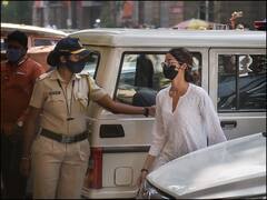 NCB Questioning Ananya Pandey: 4 घंटे बाद NCB दफ्तर से निकलीं अनन्या पांडे, ड्रग्स केस में लगातार दूसरे दिन हुई पूछताछ, सोमवार को भी बुलाया