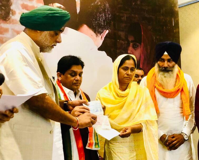 Punjab Government provides checks of Rs. 50 lakh each to the families of Lakhimpur Khiri incident victims ਲਖੀਮਪੁਰ ਖੀਰੀ ਘਟਨਾ ਦੇ ਪੀੜਤ ਪਰਿਵਾਰਾਂ ਨੂੰ ਪੰਜਾਬ ਸਰਕਾਰ ਵੱਲੋਂ 50-50 ਲੱਖ ਰੁਪਏ ਦੇ ਚੈੱਕ ਪ੍ਰਦਾਨ