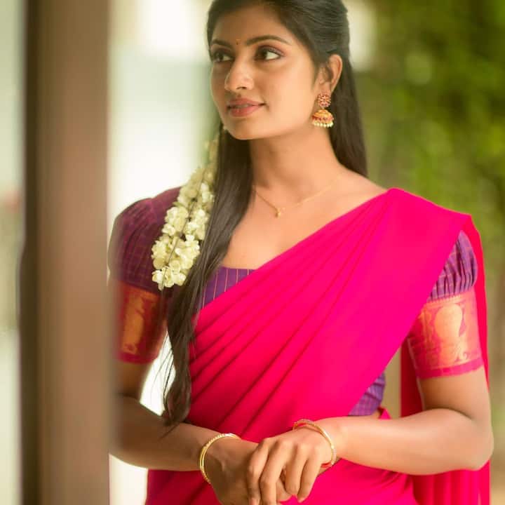 బంగారు గాజులు  సీరియల్ లో  తెలుగింటి  అమ్మాయిగా కూడాగా నటించింది.(Image Credit/Nakshtra Srinivas Instagram)