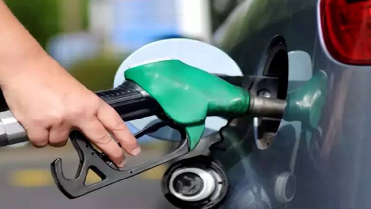 petrol diesel price updates fuel price on 8 January 2022 Petrol Price : कच्च्या तेलाच्या दरात चढ-उतार; जाणून घ्या पेट्रोल, डिझेलचे आजचे दर
