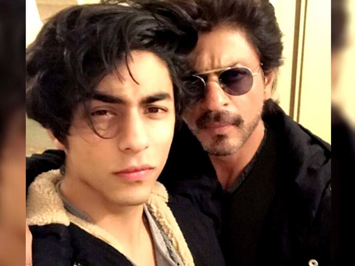 आर्यन खान की गिरफ्तारी के 17 दिन बाद पहली बार उनके पिता शाहरुख खान 21 अक्टूबर को आर्थर रोड जेल उनसे मिलने पहुंचे थे. इतना ही नहीं बल्कि ये पहला मौका था जब बेटे की गिरफ्तारी के बाद पहली बार शाहरुख खान कैमरे पर नजर आए हों. शाहरुख खान और उनके बेटे की महज 15 मिनट चली. हालांकि जेल से निकल शाहरुख खान बिना कोई बयान दिए वहां से चले गए.