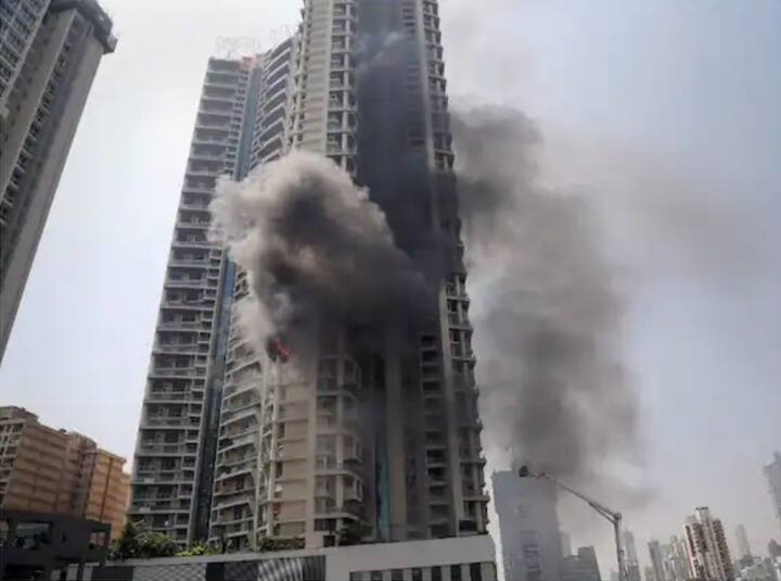 ਇਸ ਦੇ ਨਾਲ ਹੀ ਮਹਾਰਾਸ਼ਟਰ ਦੇ ਮੰਤਰੀ ਆਦਿੱਤਿਆ ਠਾਕਰੇ ਘਟਨਾ ਸਥਾਨ ਦਾ ਜਾਇਜ਼ਾ ਲੈਣ ਲਈ ਕਰੀ ਰੋਡ 'ਤੇ ਅਵਿਘਨਾ ਪਾਰਕ ਅਪਾਰਟਮੈਂਟ ਪਹੁੰਚੇ।