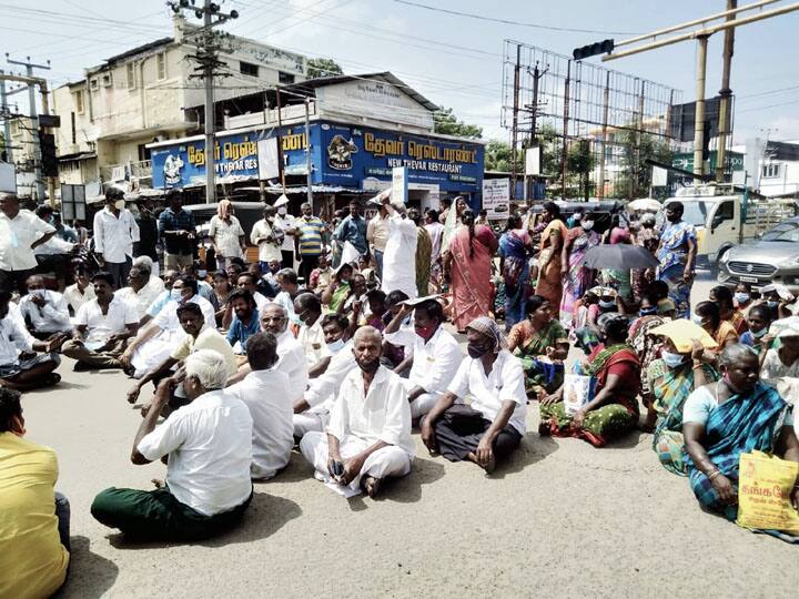 தஞ்சையில் ஸ்மார்ட் சிட்டி திட்டங்களுக்காக வீடுகளை இடிக்க எதிர்ப்பு - பொதுமக்கள் சாலை மறியல்