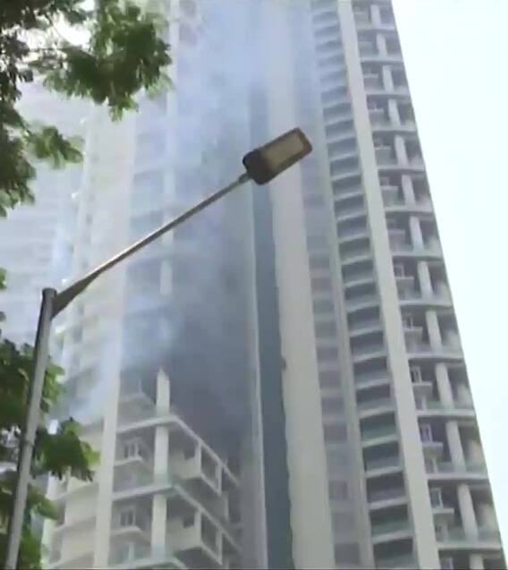 মুম্বইয়ে ৬০ তলা বহুতলে বিধ্বংসী আগুন, আগুন থেকে বাঁচতে পড়ে মৃত ১