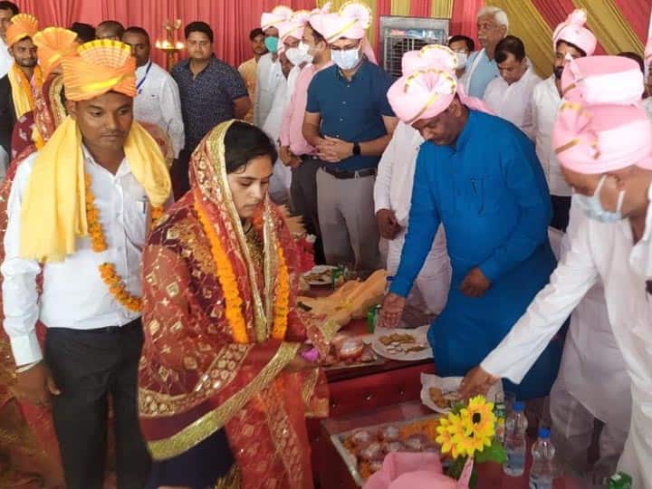 A man got married to sister in law in a mass marriage program in Maharajganj ANN यूपी: सामूहिक विवाह कार्यक्रम में जीजा ने साली से रचा ली शादी, जांच के आदेश