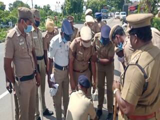 chengalpattu sp vijayakumar ips treat a inspector at mathuranthagam காஞ்சிபுரம் : வலியில் துடித்த காவல் ஆய்வாளர்.. கால்களைப் பிடித்து சிகிச்சை அளித்த செங்கல்பட்டு எஸ்.பி..!