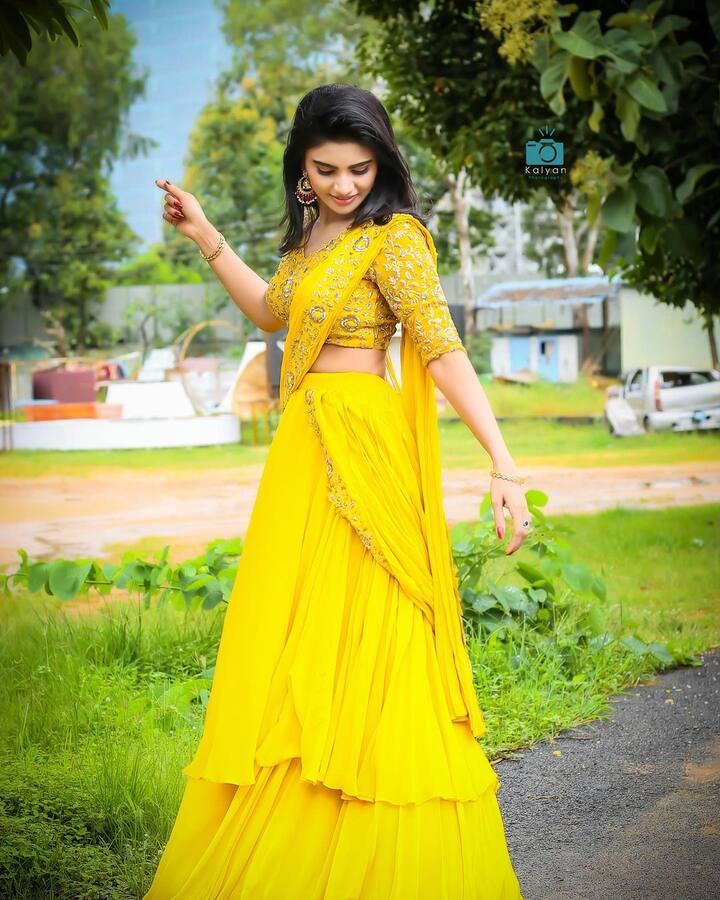 (Image credit: Instagram) జబర్దస్త్ తో పాపులర్ అయిన నటి వర్ష. అంతకుముందు చిన్నా చితకా సినిమాల్లోనూ, సీరియళ్లలోనూ నటించినా పెద్ద గుర్తింపేమీ రాలేదు.