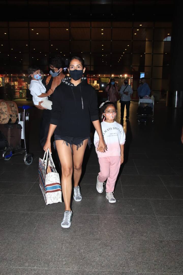 इस दौरान शाहिद कपूर बेटे ज़ैन को गोद में उठे नजर आए तो वहीं मीरा राजपूत ने बेटी मीशा का हाथ पकड़ा हुआ था. यूं तो मीरा राजपूत हमेशा ही स्टाइलिश अंदाज में नजर आती हैं. लेकिन इस बार उनके एयरपोर्ट लुक के चर्चे खूब हो रहे हैं.