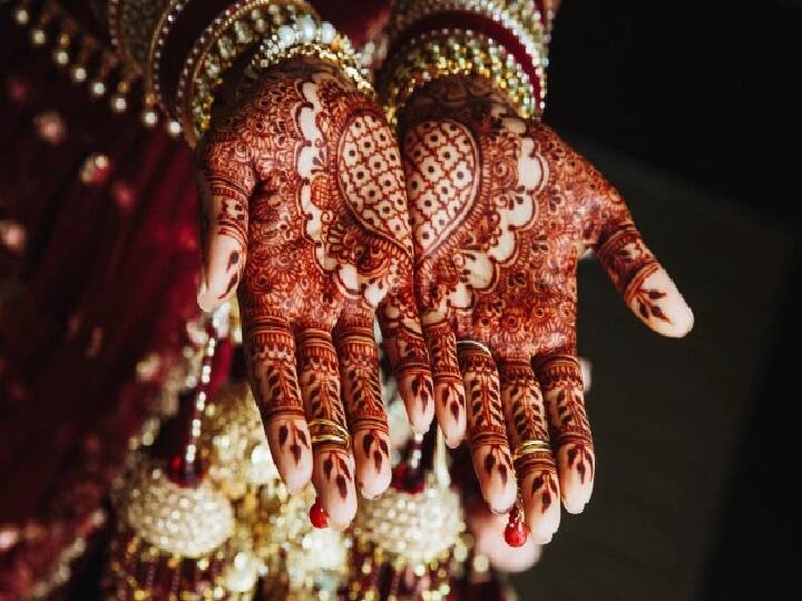 Karwa Chauth 2021: Follow These 6 Tips To Get That Beautiful Dark Stain Of Mehndi Karwa Chauth 2021: Follow These 6 Tips To Get That Beautiful Dark Stain Of Mehndi Karwa Chauth 2021: Follow These 6 Tips To Get That Beautiful Dark Stain Of Mehndi