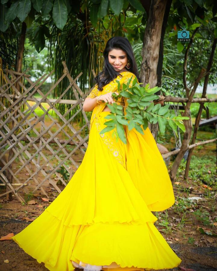 (Image credit: Instagram) పసుపు లెహెంగాలో అందాల భరిణలా కనిపిస్తోంది వర్ష.