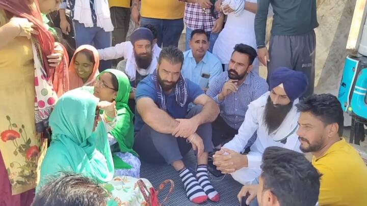 ਇਸ ਮੌਕੇ ਲੱਖਾ ਸਿਧਾਣਾ ਨੇ ਕਿਹਾ ਕਿ ਉਹ ਰਾਤ ਨੂੰ ਦਿੱਲੀ ਤੋਂ ਪੰਜਾਬ ਵੱਲ ਆ ਰਿਹਾ ਸੀ ਤਾਂ ਉਨ੍ਹਾਂ ਨੇ ਰਸਤੇ ਵਿੱਚ ਵੱਡੀ ਗਿਣਤੀ ਵਿੱਚ ਟਰੱਕਾਂ ਨੂੰ ਪੰਜਾਬ ਬਾਰਡਰ ਤੋਂ ਸੂਬੇ 'ਚ ਦਾਖਲ ਹੁੰਦੇ ਵੇਖਿਆ। ਇਸ ਤੋਂ ਬਾਅਦ ਉਨ੍ਹਾਂ ਨੇ ਟਰੱਕ ਵਾਲਿਆਂ ਨਾਲ ਗੱਲ ਕੀਤੀ ਤੇ ਪੁੱਛਿਆ ਇਹ ਕਿੱਥੋਂ ਆ ਰਹੇ ਹਨ ਤੇ ਕੀ ਲੈ ਕੇ ਜਾ ਰਹੇ ਹਨ ਤਾਂ ਉਨ੍ਹਾਂ ਨੇ ਦੱਸਿਆ ਕਿ ਇਹ ਝੋਨੇ ਦੀ ਫਸਲ ਹੈ ਤੇ ਯੂਪੀ-ਐਮਪੀ ਤੋਂ ਲੈ ਕੇ ਆ ਰਹੇ ਹਨ।