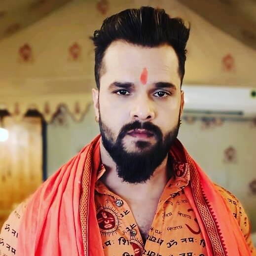 भोजपुरी फिल्म इंडस्ट्री में खेसारी लाल यादव की एक अलग पहचान है. लेकिन आपको यह जानकर हैरानी होगी कि उनका यह असली नाम नहीं है. उनका असली नाम शत्रुघ्न कुमार यादव है. कहा जाता है कि बचपन में वह बहुत ज्यादा बोलते थे, इस वजह से उनका नाम खेसारी रख दिया गया था.