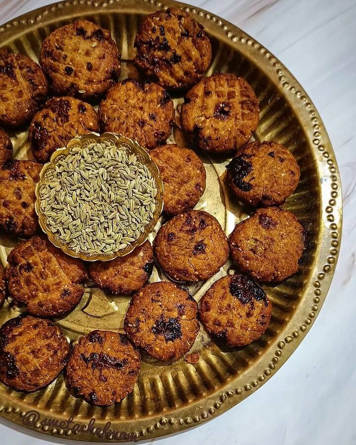 ठेकुआ को गेहूं के आटे में बनाया जाता है. इसमें तेल गुड या चीनी, काजू, किशमिश, छुहारे, कूटी इलायची और कद्दूकस किया हुआ नारियल दिया जाता है. यह खाने में बेहद स्वादिष्ट होता है.