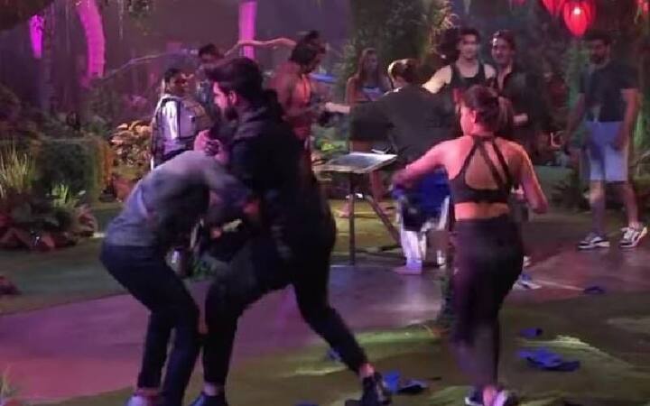 करण कुंद्रा- प्रतीक सहजपाल : बिग बॉस के घर में एक टास्क के दौरान करण कुंद्रा ने कंटेस्टेंट प्रतीक सहजपाल का रास्ता ब्लॉक करने की कोशिश की थी जिसके बाद दोनों एक दूसरे से गुत्थम-गुत्था हुए थे. इसी दौरान करण ने प्रतीक को पीछे से दबोंचते हुए पटक दिया था. इस घटना की सोशल मीडिया पर खूब निंदा हुई थी और लोगों ने करण कुंद्रा के एविक्शन तक की मांग की थी.