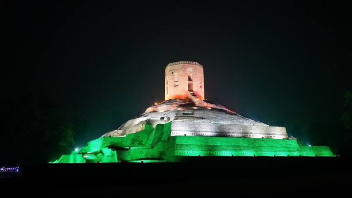 সেজে উঠেছে বারাণসীর চৌখণ্ডী স্তূপ।