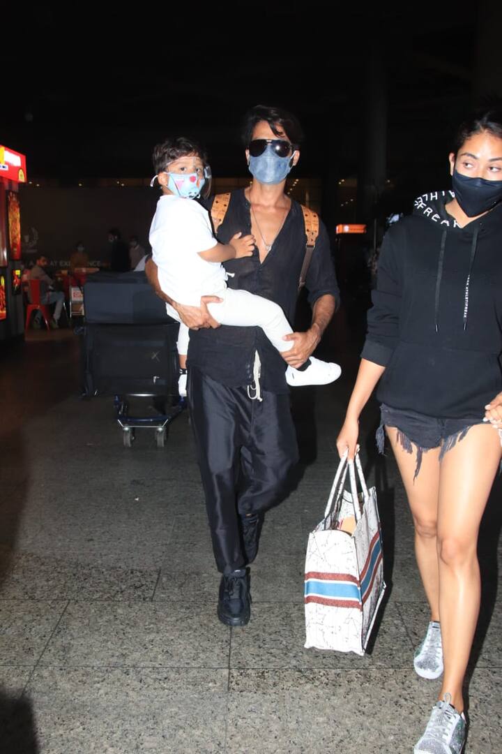 शाहिद कपूर पिछले हफ्ते ही पूरे परिवार के साथ मालदीव गए थे. वहीं शुक्रवार को वो इंडिया वापस लौटे तो एयरपोर्ट पर पैपराजी के कैमरों में उनकी खास तस्वीरें कैद हो गईं.