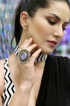 Sunny leone Photos: నల్లకలువలా మెరిసిపోతున్న బాలీవుడ్ బాంబ్ షెల్ సన్నీ లియోన్