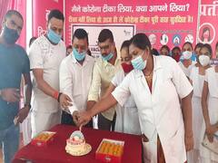 कोरोना वैक्सीनेशन में भारत ने रचा इतिहास, 100 करोड़ डोज पूरा होने पर स्वास्थ्यकर्मियों ने मनाया जश्न