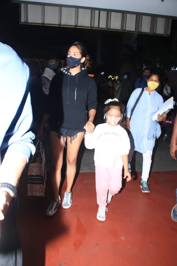 मीरा मालदीव से लौटीं तो उन्होंने ब्लैक हुडी पहनी थी स्टाइलिश डेनिम शॉर्ट्स में उनका स्टाइल हर किसी पर भारी पड़ रहा था.