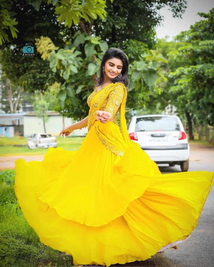 (Image credit: Instagram) ముఖ్యంగా ఇమ్మాన్యుయేల్ తో ప్రేమ వ్యవహారం నడుపుతున్నట్టు చేేసే పనులు అందరినీ నవ్విస్తున్నాయి.