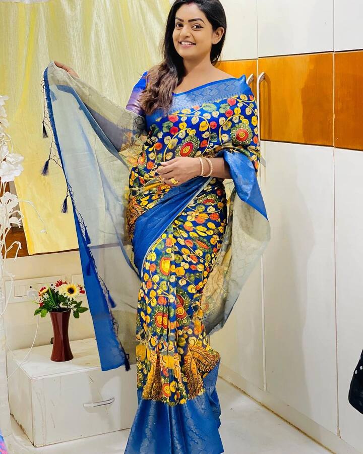 కార్తీక దీపం సీరియల్ గాను ఉత్తమ నటిగా స్టార్ మా పరివార్ అవార్డు అందుకుంది. (Image Credit/ Premi Viswanath Instagram)