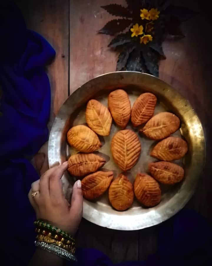 ठेकुआ को वनस्पति तेलों, घी, मेवे और गेहूं के भूने आटे के साथ बनाया जाता है. यह खाने में बेहद स्वादिष्ट होता है. बिहार समेत कई राज्यों के लोग इसे काफी पसंद करते हैं.