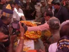 MP: सीएम शिवराज ने शहीद जवान करमवीर सिंह को दी श्रद्धांजलि, कहा- उनके जैसा बेटा पाकर धन्य हैं, लगाएंगे मूर्ति