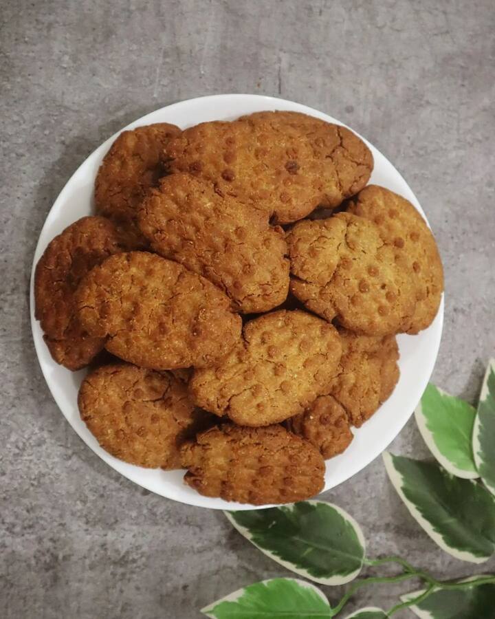 ठेकुआ को छठ पूजा के दूसरे दिन खरना पर बनाया जाता है. इन पकवानों को रखकर भगवान सूर्य को अर्घ्य दिया जाता है. छठ पूजा के दूसरे दिन पूजा संपन्न होने के बाद इसे प्रसाद के रूप में ग्रहण किया जाता है.