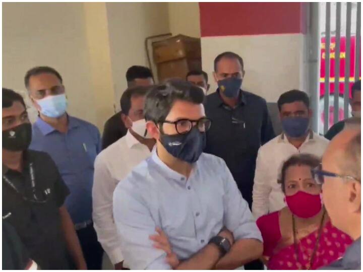 ठाकरे ने ट्वीट किया, 
