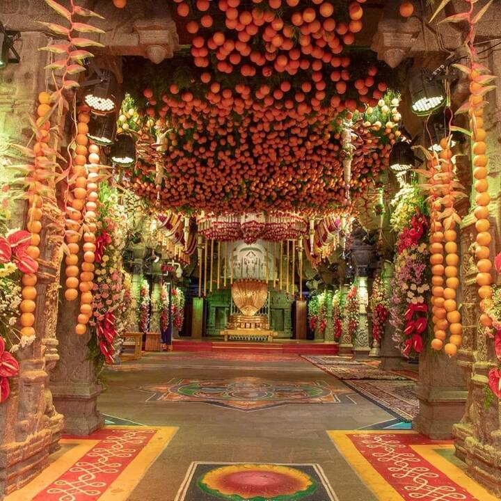 त्यानंतर तुम्हाला कॅलेंडर दिसेल. त्यामध्ये बूकिंग डेट सिलेक्ट करा. त्यानंतर तिथे दिसणारा फोर्म भरा. (Photo: @TirumalaThirupatibalaji/FB)